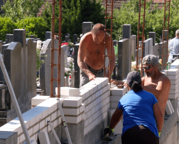 Dolní Němčí buduje novou hřbitovní zeď