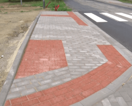 Stavba nových chodníků dospěla do finále