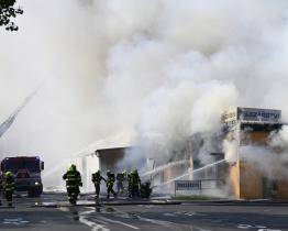 V centru Otrokovic hoří obchodní objekt. Hasiči vyhlásili nejvyšší stupeň poplachu