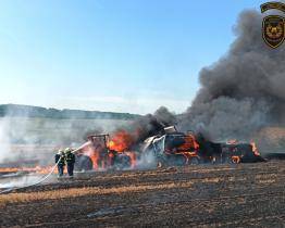 Při balíkování slámy shořel traktor. Škoda přesáhla 5 milionů korun