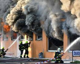 Požár v centru Otrokovic se podařilo lokalizovat. Škody budou v řádu desítek milionů korun