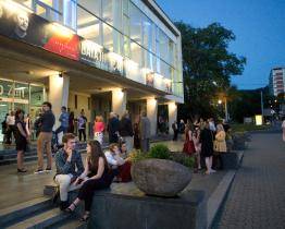 Z průčelí divadla upadly dvě kamenné desky. Budova je provizorně oplocena