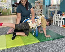 Maminka tří dětí ze Zlína po prodělané encefalitidě málem ochrnula. Neurorehabilitace ji mohou vrátit zpět do života 