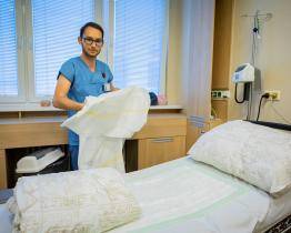 Maminky jsou překvapené spíše příjemně, říká první porodní asistent Baťovy nemocnice