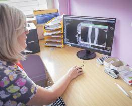 Systémové autoimunitní nemoci jsou stále častější i u dětí. Jejich léčba patří k nejdražším