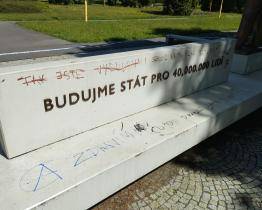 Pomník Jana Antonína Bati v Otrokovicích počmárala místní vandalka