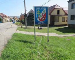 Honička jako z akčního filmu! Zběsilý motorkář prolétl uvítací tabulí obce a havaroval