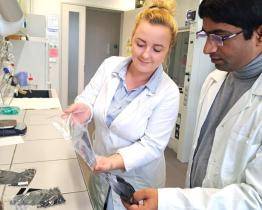 Výzkumníci Baťovy univerzity vyvinuli speciální balicí papír na elektroniku i výbušniny