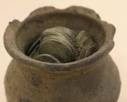 Odevzdat poklad se vyplatilo. Nálezci keramického poháru dostanou od kraje nemalou finanční odměnu