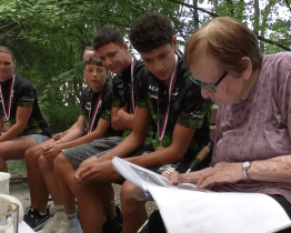 Děti z dětského domova pomáhají seniorům