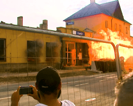 Demolici nádražní budovy přihlížely stovky diváků