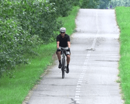 Za splnění povinné výbavy kola dostali cyklisté dárek