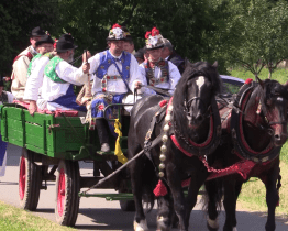 Návštěvníci Hotařské búdy sledovali zarážání hory