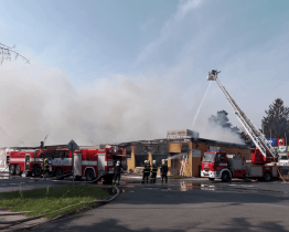 Budova v centru Otrokovic se může po požáru zřítit, místu se vyhněte