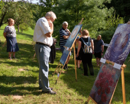 Výstava na louce představila lokální umělce