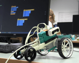 Legoroboti ovládli Fakultu aplikované informatiky