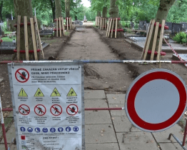 Památkově chráněná zeď na hodonínském hřbitově prochází rekonstrukcí 