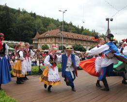 V Luhačovicích začíná 31. ročník dětského folklorního festivalu Písní a tancem