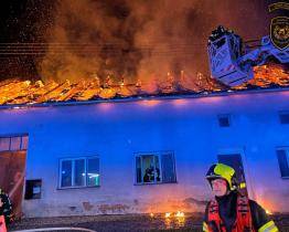 Majitel netušil, že mu nad hlavou hoří. Hasiči museli vyhlásit druhý stupeň požárního poplachu