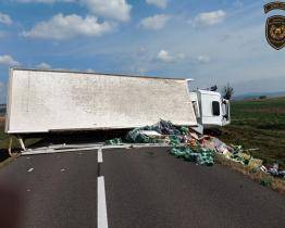Převrácený kamion několik hodin blokoval silnici mezi Vlčnovem a Uherským Brodem