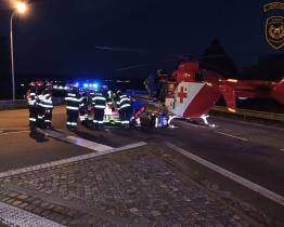 V Dolním Němčí najelo auto do ženy. Pro zraněnou letěl vrtulník