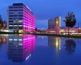 Růžový říjen podpoří zlínskou onkologii. V Obchodním domě bude k vyzkoušení nejnovější operační robot