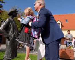 Přesně 69 prvňáčků se letos sešlo u sochy školáka Boříka v Kunovicích