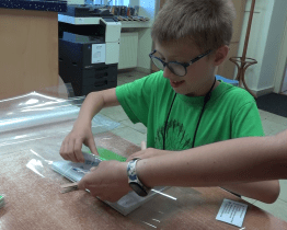 Knihovnice pomáhají školákům balit knížky a učebnice