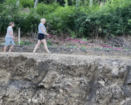Sesuv svahu uzavřel silnici využívanou chataři