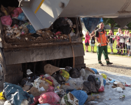 Popelářský vůz vysypali rovnou na náměstí