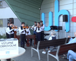 Žáci ZUŠ koncertovali před Uherskohradišťskou nemocnicí