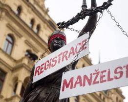 Umělečtí šéfové divadel se připojili k výzvě na podporu manželství pro všechny