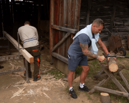 Ve slunečném skanzenu nad městem lidé sázeli Stromy pro Rochus