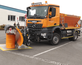 Cestářské rodeo - jízda zručnosti posypových vozů.