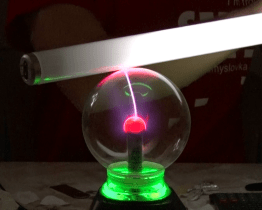 Kapka fyziky letos ukázala pod UV lampou peníze i štíra