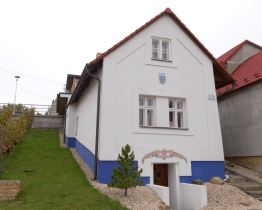 Lidovou stavbou kraje je venkovský domek v Tupesích