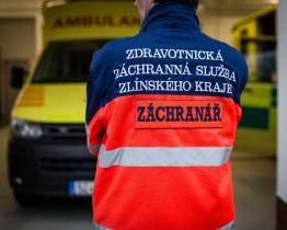 Ke zraněnému dřevorubci se musel záchranář slanit přímo z vrtulníku