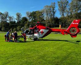 Sedmdesátiletý muž utrpěl při práci s flexou devastující poranění