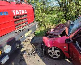 Srážka osobního automobilu s náklaďákem v Přílukách si vyžádala dva těžce zraněné