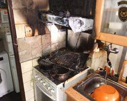 Při vaření karbanátků začala hořet kuchyně. Muž se nadýchal kouře, obyvatele bytového domu museli evakuovat