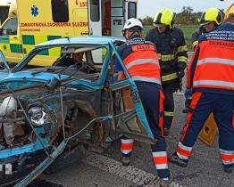 Po nehodě osobáku s veteránem ve Starém Městě skončili oba řidiči v nemocnici