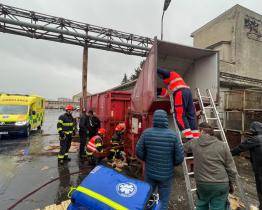 Zdravotníci zachraňovali muže, který spadl do lisu na starý papír