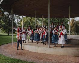 Zámecký ryneček o víkendu přinese vystoupení folkloristů i držitele Anděla
