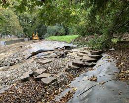 Jezírko v rožnovském parku dostává novou podobu. Kvůli vícepracím se oprava prodraží