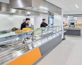 Opravená centrální menza UTB už slouží strávníkům. Podívejte se, jak prokoukla