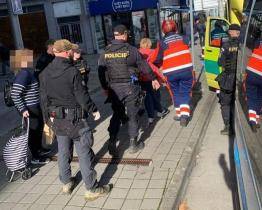 Policisté ve Zlíně zachraňovali zraněnou ženu, která ležela na zastávce