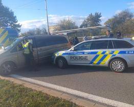 Honička na hlavním tahu ve Zlíně: nebezpečnou dodávku plnou migrantů musela policie zastavit násilím