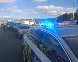 Zdrogovaná řidička převážející migranty je obviněná ze dvou zločinů. Hrozí jí až osm let za mřížemi