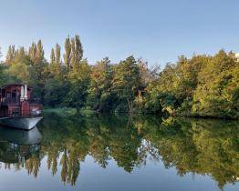 Kudlovská přehrada je ve špatném stavu. Kvůli odbahnění se musí odstranit loď s kavárnou, která na ní trvale kotví