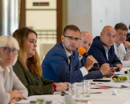 Krajská tripartita řešila zaměstnanost, zdravotnictví a investice